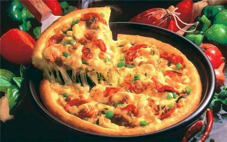 منيو غداء اليوم.. طريقة عمل بيتزا سريعة بالجبن والزيتون وسلطة الكول سل