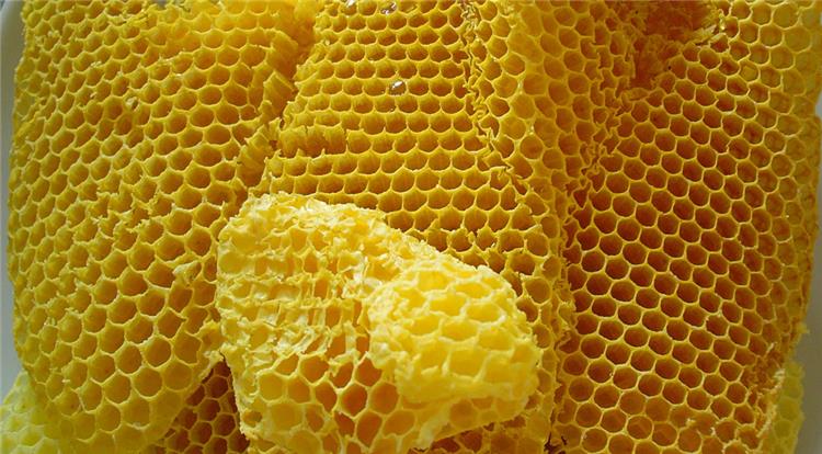 فوائد شمع العسل على الريق