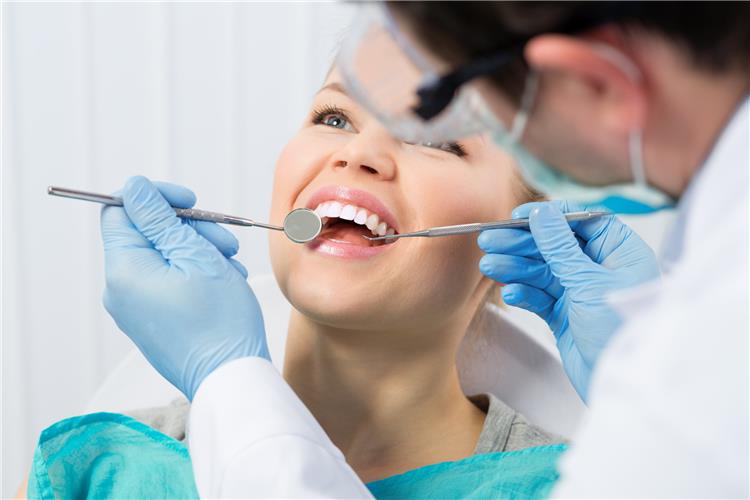 لماذا تحتاجين إلى زيارة طبيب الأسنان بانتظام؟