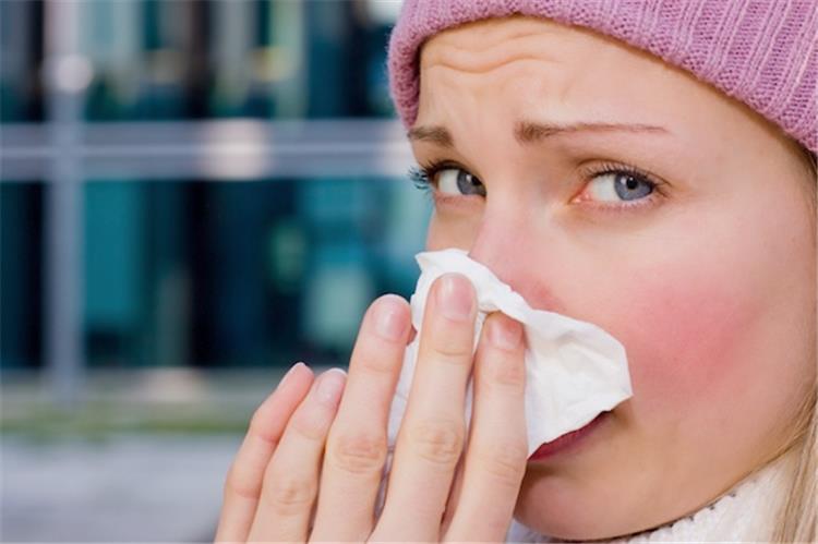 هذه العادات تجعلك أكثر عرضة للإصابة بنزلات البرد والانفلونزا