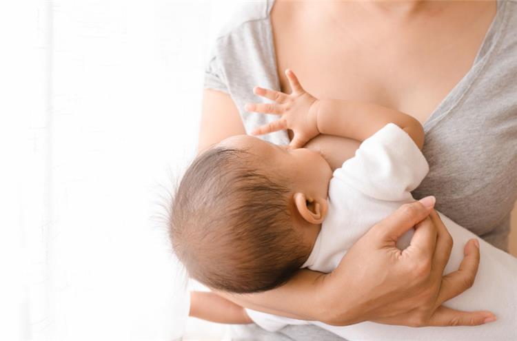 العلامات التي تدل على أن الطفل يتلقى الكمية الكافية من حليب الأم