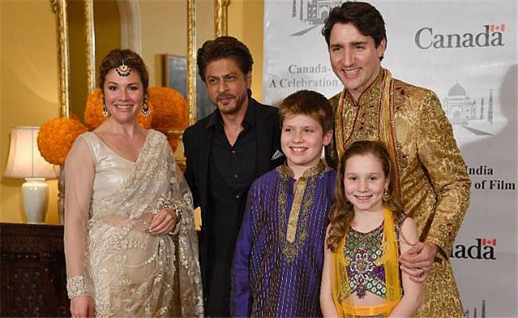 النجم العالمي شاه روخ خان في صورة مع رئيس وزراء كندا وعائلته