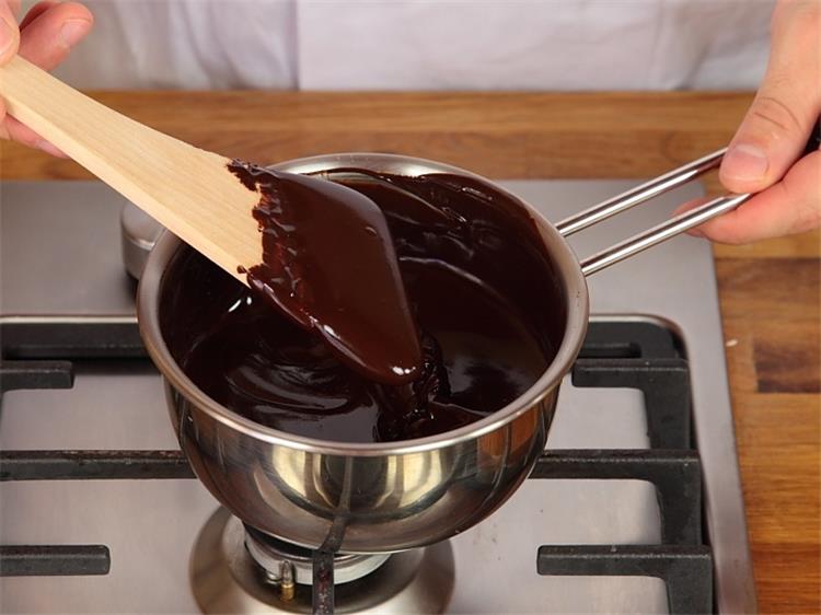 طريقة عمل صوص الشوكولاتة بالكاكاو البودرة للكيكة