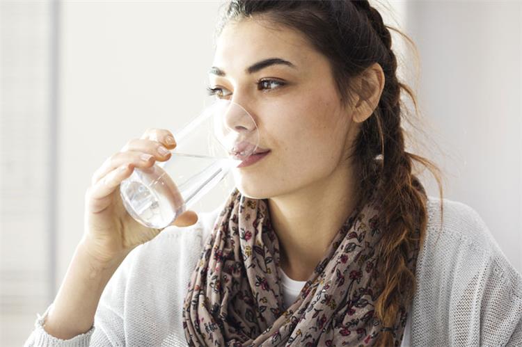 هل شرب الماء قبل الخروج في الطقس البارد يمنع الإصابة بنزلات البرد؟