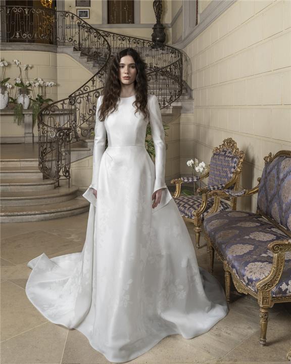 أسبوع العروس في نيويورك: أحدث صيحات فساتين الزفاف للمحجبات لربيع 2025