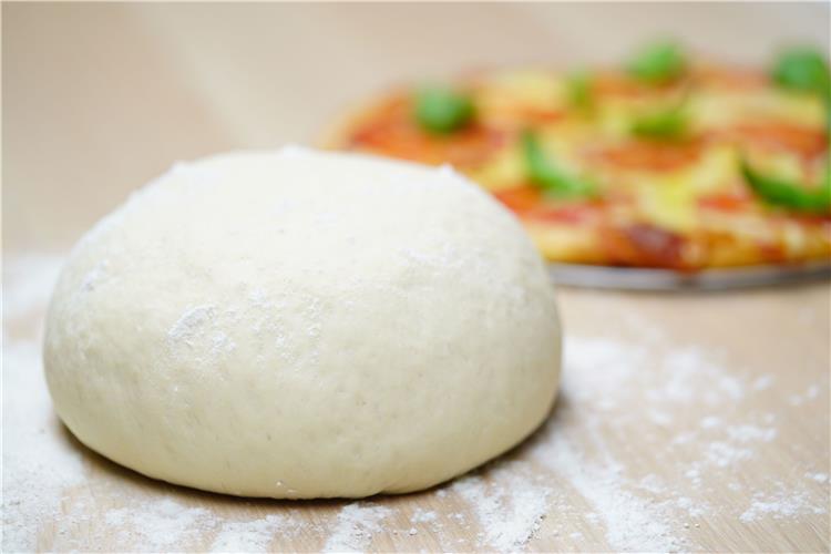 طريقة عمل عجينة البيتزا من غير خميرة