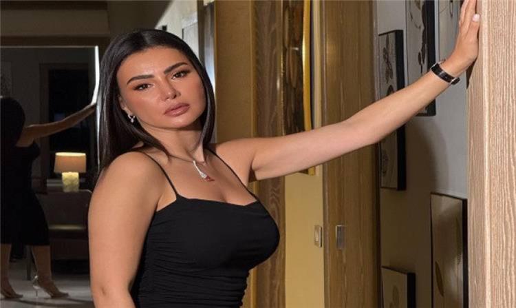 دينا فؤاد تتصدر بإطلالتها الجريئة في مهرجان الفضائيات العربية
