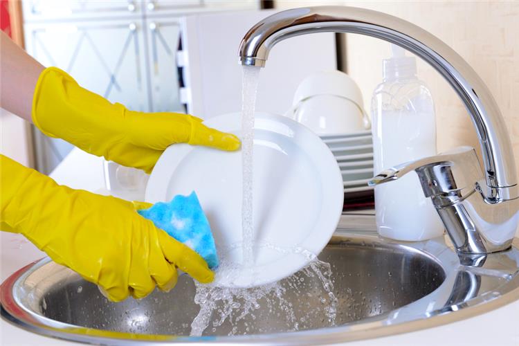 10 خطوات لتنظيف المطبخ بسهولة بعد عزومات رمضان
