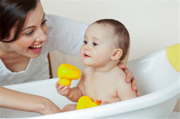 كل ما تودين معرفته عن استحمام الأطفال حديثي الولادة.. عدد المرات ونصائ