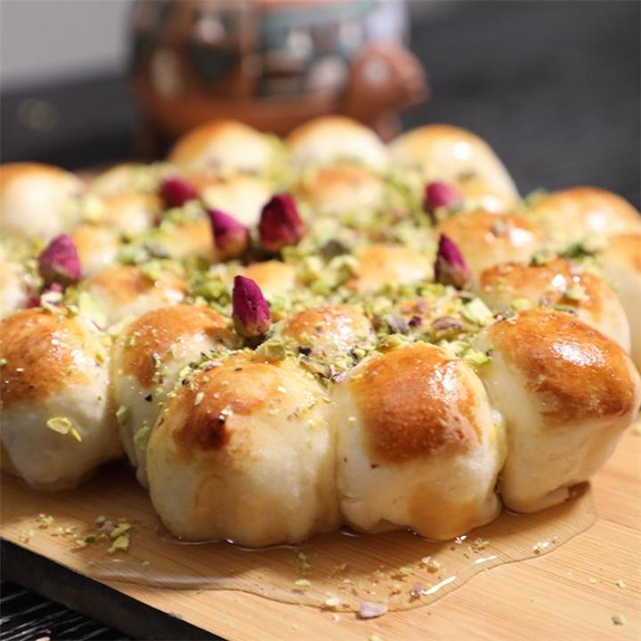 طريقة عمل خلية النحل بالجبن والأعشاب