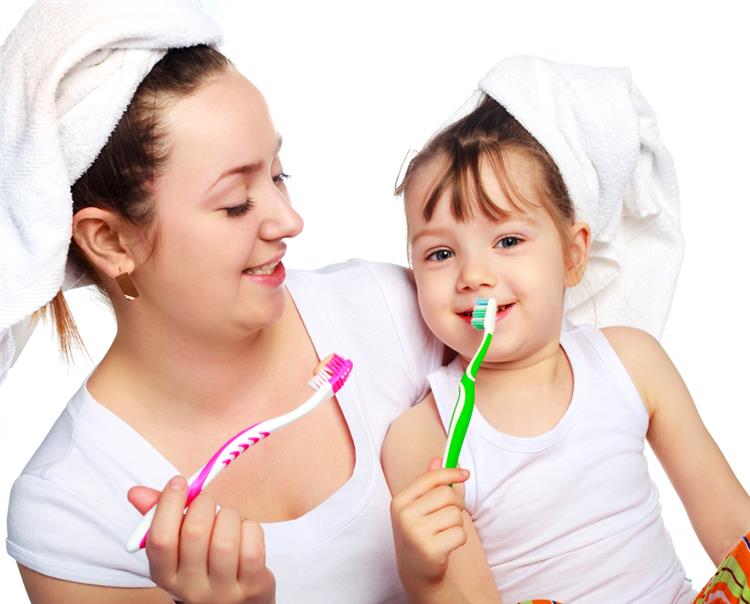 استخدام معجون الأسنان بكثرة يضر الأطفال والبالغين