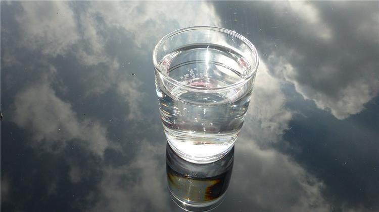 5 علامات تنبهك لضرورة شرب المياه بسرعة