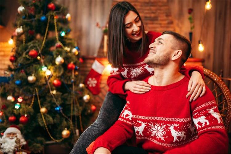 8 أفكار للاحتفال بالكريسماس مع زوجك في المنزل