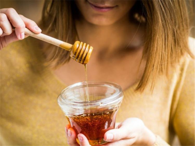 ما هي فوائد تناول ملعقة من العسل على معدة فارغة للنساء؟