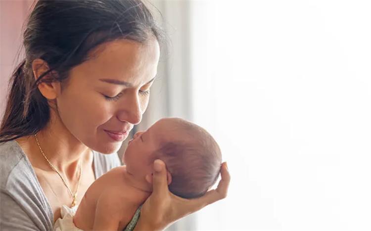 أهم 10 أخطاء تقع فيها الأمهات الجدد مع أطفالهم حديثي الولادة