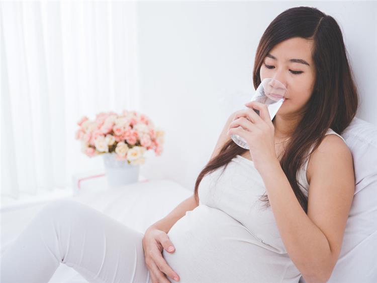 كمية الماء المناسبة التي يجب على الحامل تناولها لتجنب المخاطر على الجنين