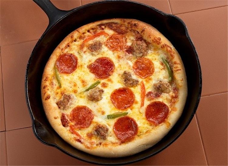 طريقة عمل بيتزا الطاسة بدون فرن