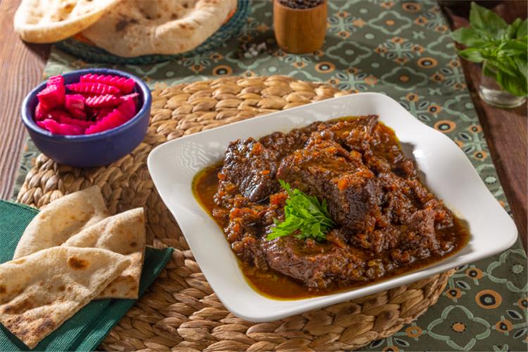 طريقة عمل كباب الحلة مع البطاطس المحمرة وسلطة الزبادي