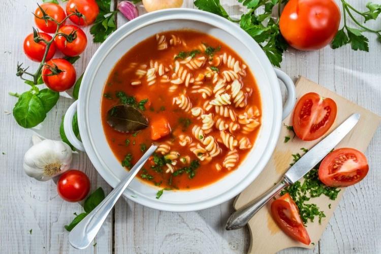 طريقة عمل شوربة الخضار بالطماطم والمكرونة