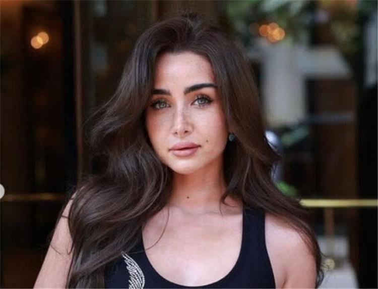 هنا الزاهد تتصدر الترند بإطلالة أنيقة في جلسة تصوير أمام برج إيفيل