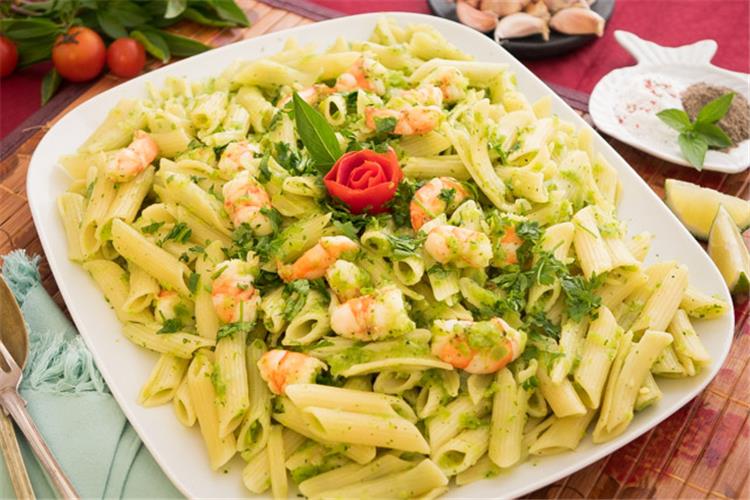 طريقة عمل مكرونة بالجمبري والصوص الأخضر