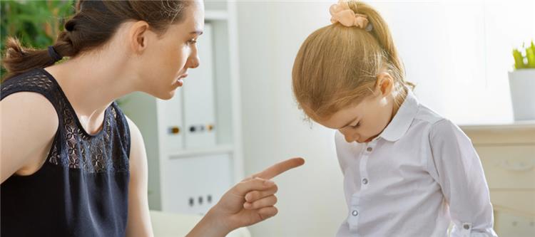كيف تضع حدودًا واضحة مع طفلك دون صراخ أو عقاب؟