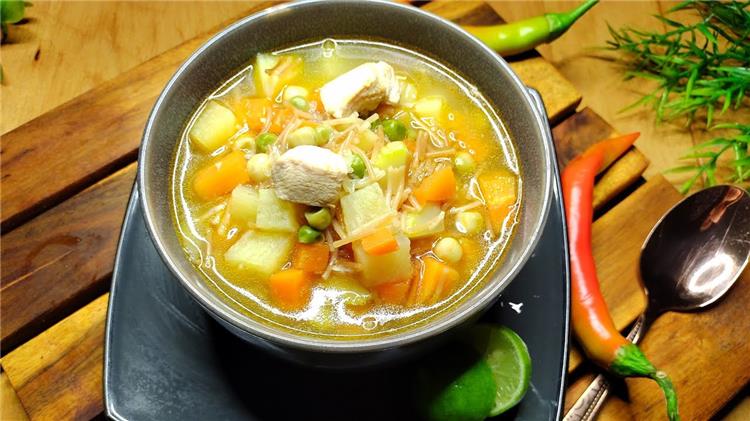 طريقة عمل شوربة الخضار بالدجاج