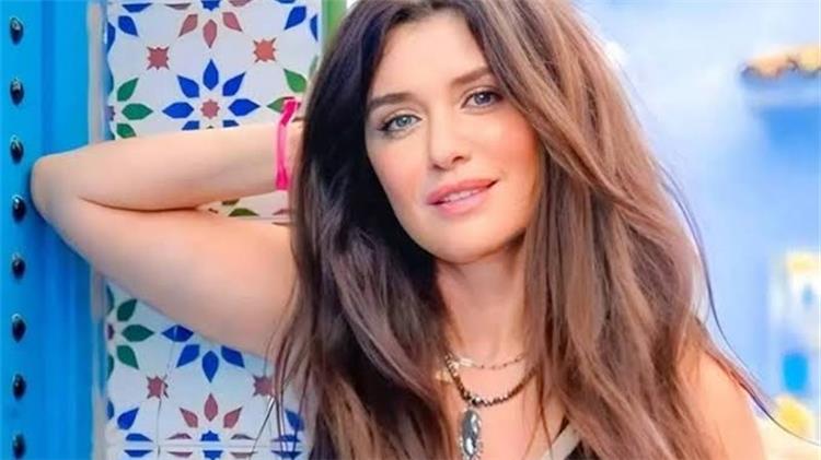 غادة عادل تثير الجدل بظهورها بهوت شورت في برشلونة برفقة إنجي علي