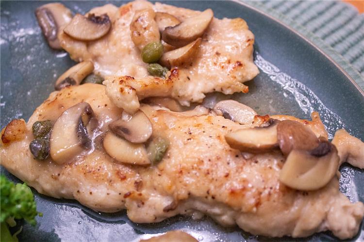 طريقة عمل البيكاتا بالدجاج والمشروم