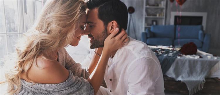 كيفية بدء ممارسة الجنس مع زوجك.. 10 طرق مهمة