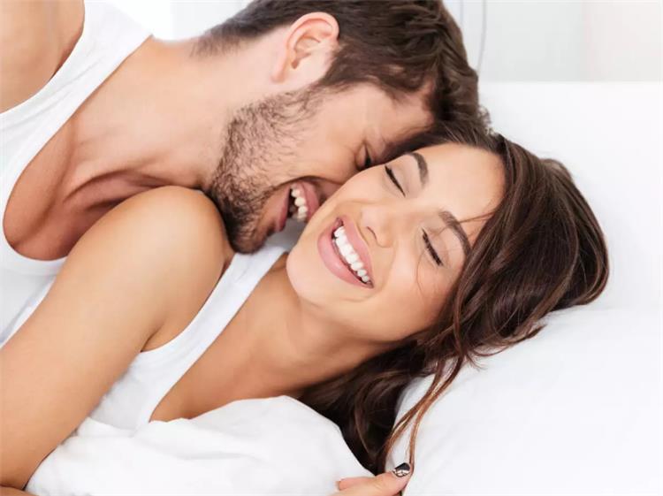 7 طرق للاستمتاع بالجنس مع زوجك