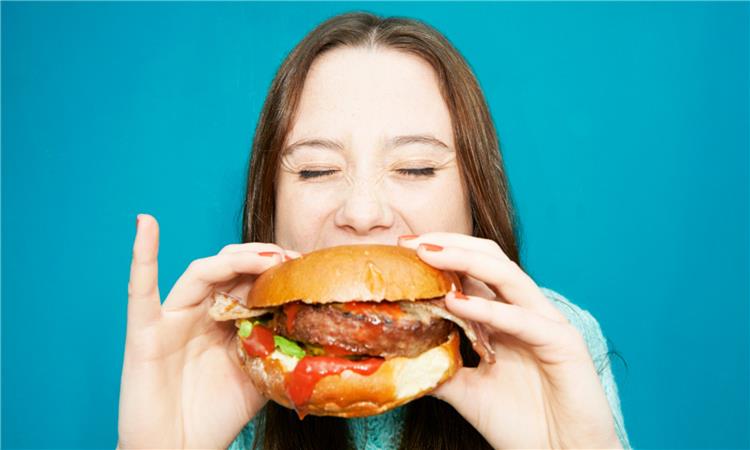 هل تناول الطعام الدسم في الليل يزيد الوزن