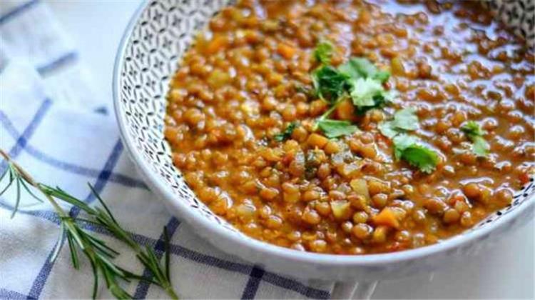 طريقة عمل العدس بجبة بالطماطم