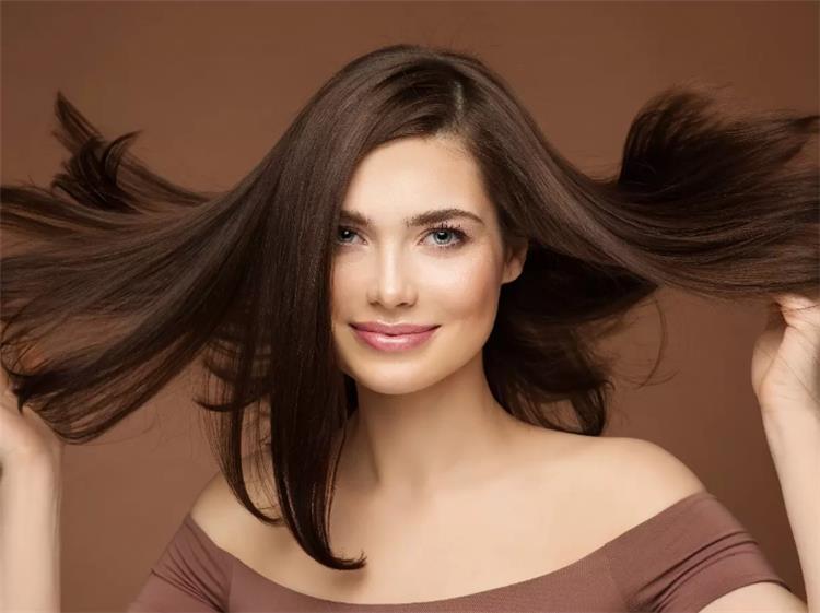 8 طرق لتنعيم الشعر بشكل طبيعي في المنزل