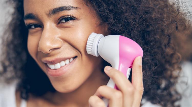 أضرار لا تتوقعيها لاستخدام فرشاة تنظيف الوجه