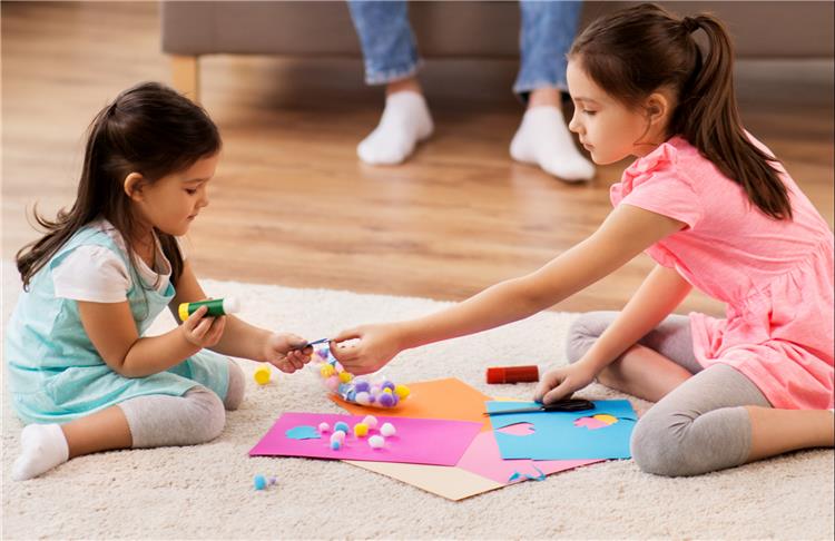 كيف تختارين الأنشطة المناسبة لتنمية مهارات طفلك حسب عمره؟