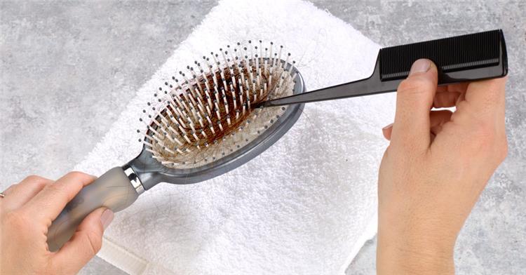 نصائح لتنظيف فرشاة الشعر بطريقة صحيحة