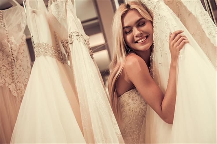 أشهر الأخطاء عند اختيار فستان الزفاف وكيف تتجنبينها