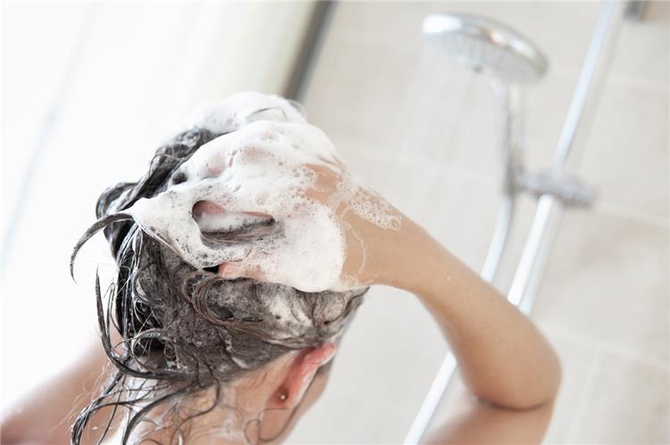 فوائد غسل الشعر بالماء البارد