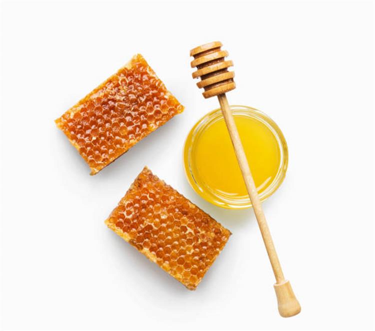 فوائد شمع العسل قبل النوم