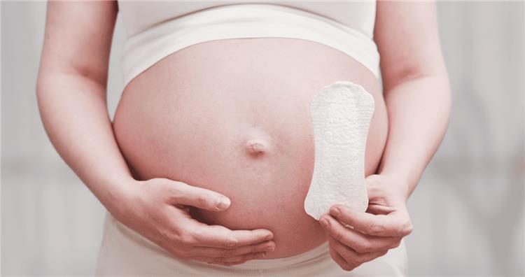 هل من الطبيعي نزول إفرازات مهبلية مائية في بداية الحمل؟