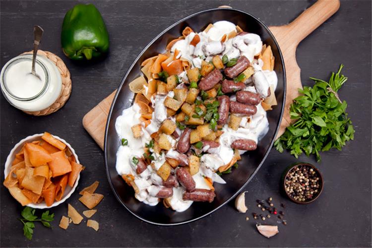 طريقة عمل فتة السجق بصوص الزبادي