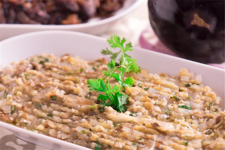 طريقة عمل البطاطس المهروسة بالباذنجان والبصل المشوي