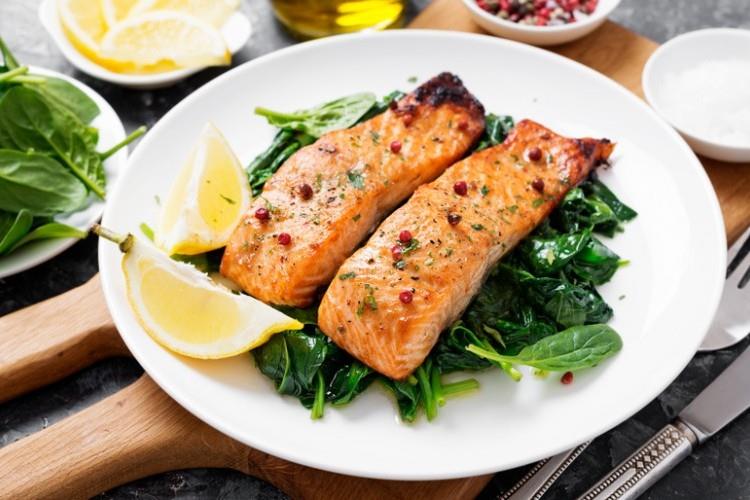طريقة عمل السالمون بالأرز والسبانخ