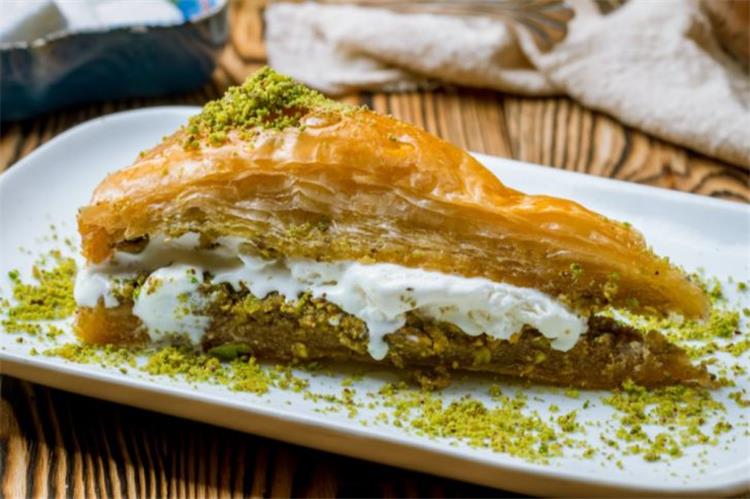 طريقة عمل البقلاوة بالفستق والآيس كريم