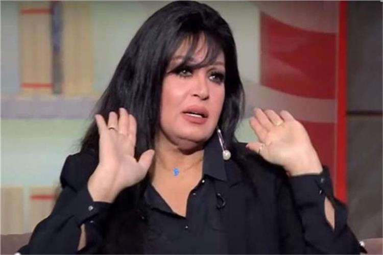 فيفي عبده تهاجم جمهورها: "اللي مش عاجبها من شعرها أجيبها"