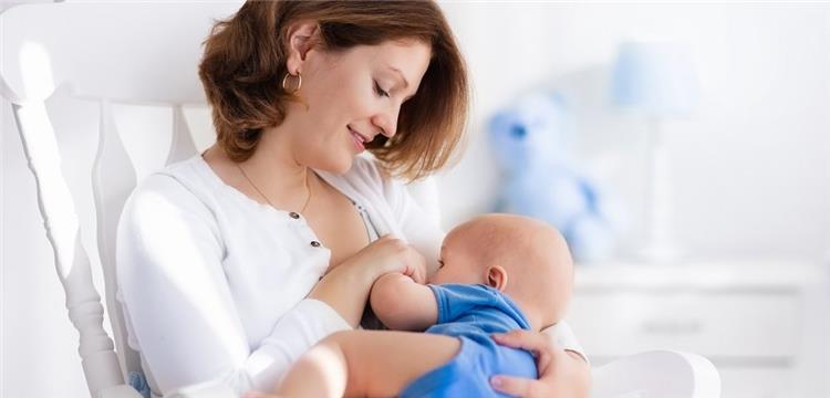 فوائد الرضاعة الطبيعية للأم.. لا تتوقعيها