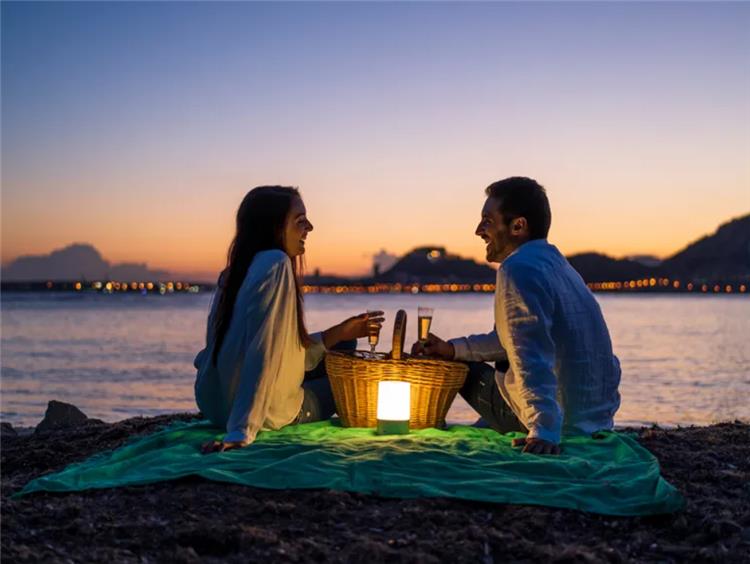 أفكار لسهرة رومانسية خلال شهر العسل