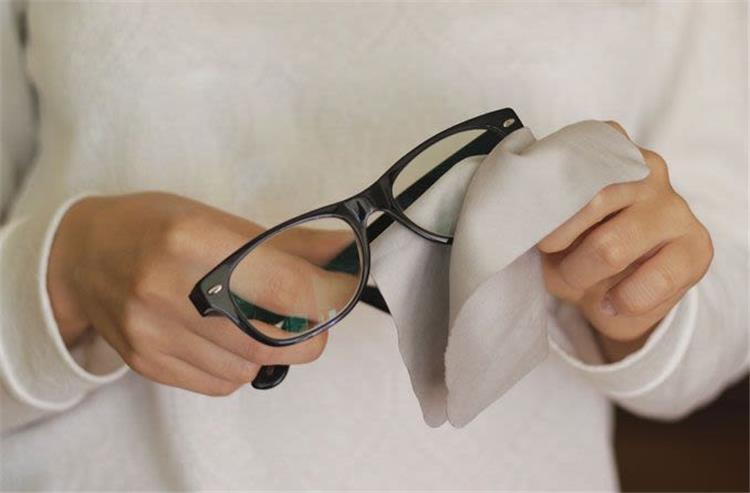 طريقة تنظيف النظارة النظر لتحسين الرؤية