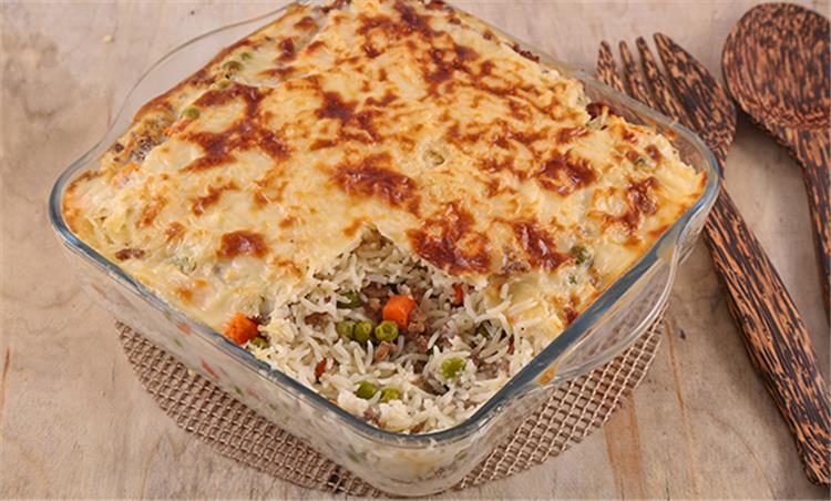 طريقة عمل الأرز البسمتي باللحمة المفرومة والبشاميل